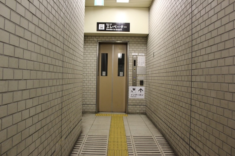 市営地下鉄五条駅6番出口のエレベーター
