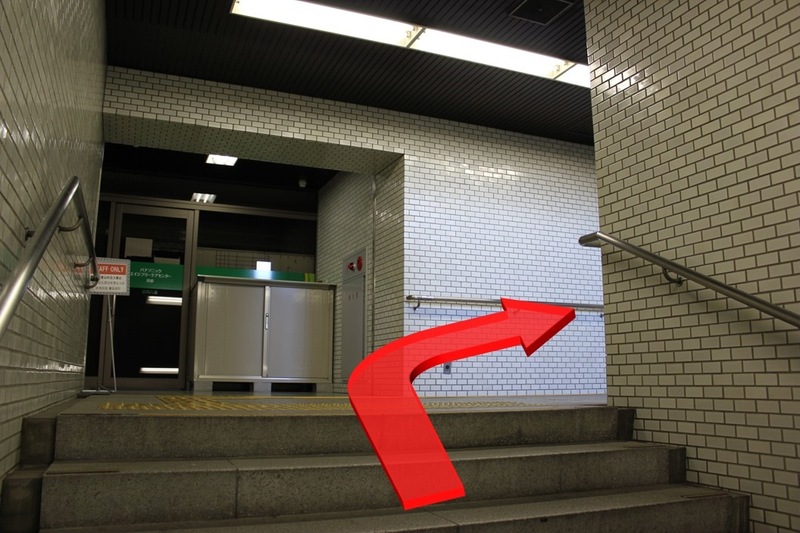 市営地下鉄五条駅8番出口の階段途中